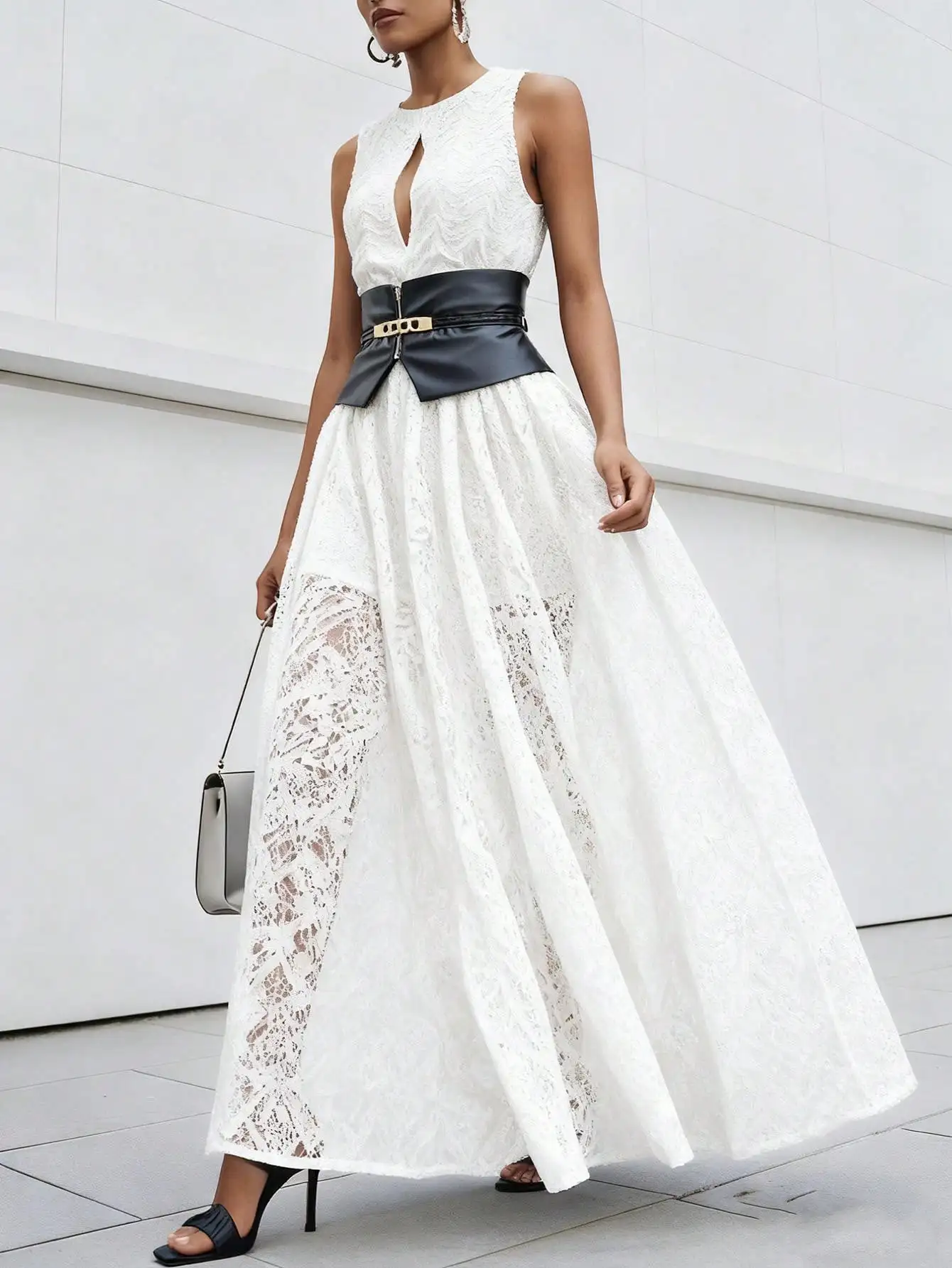 

Элегантное белое кружевное платье макси без рукавов с вырезом-клюзом спереди, со съемным широким поясом из искусственной кожи для вечерних и торжественных мероприятий