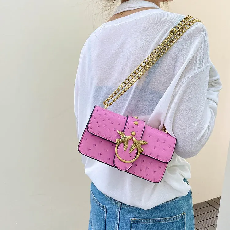 Y2K حقيبة كروس عصرية بلون سادة حقيبة كتف معدنية بشعار حروف سلسلة ربط تتميز بزر مغناطيسي للاستخدام اليومي