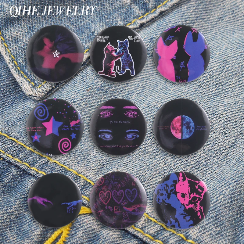 Retro Pop Band Inspiration Blech-Anstecknadel, Romantische Rosa-Blaue Farbkombination, Katzen-, Herz-, Mond- und Stern-Design Brosche