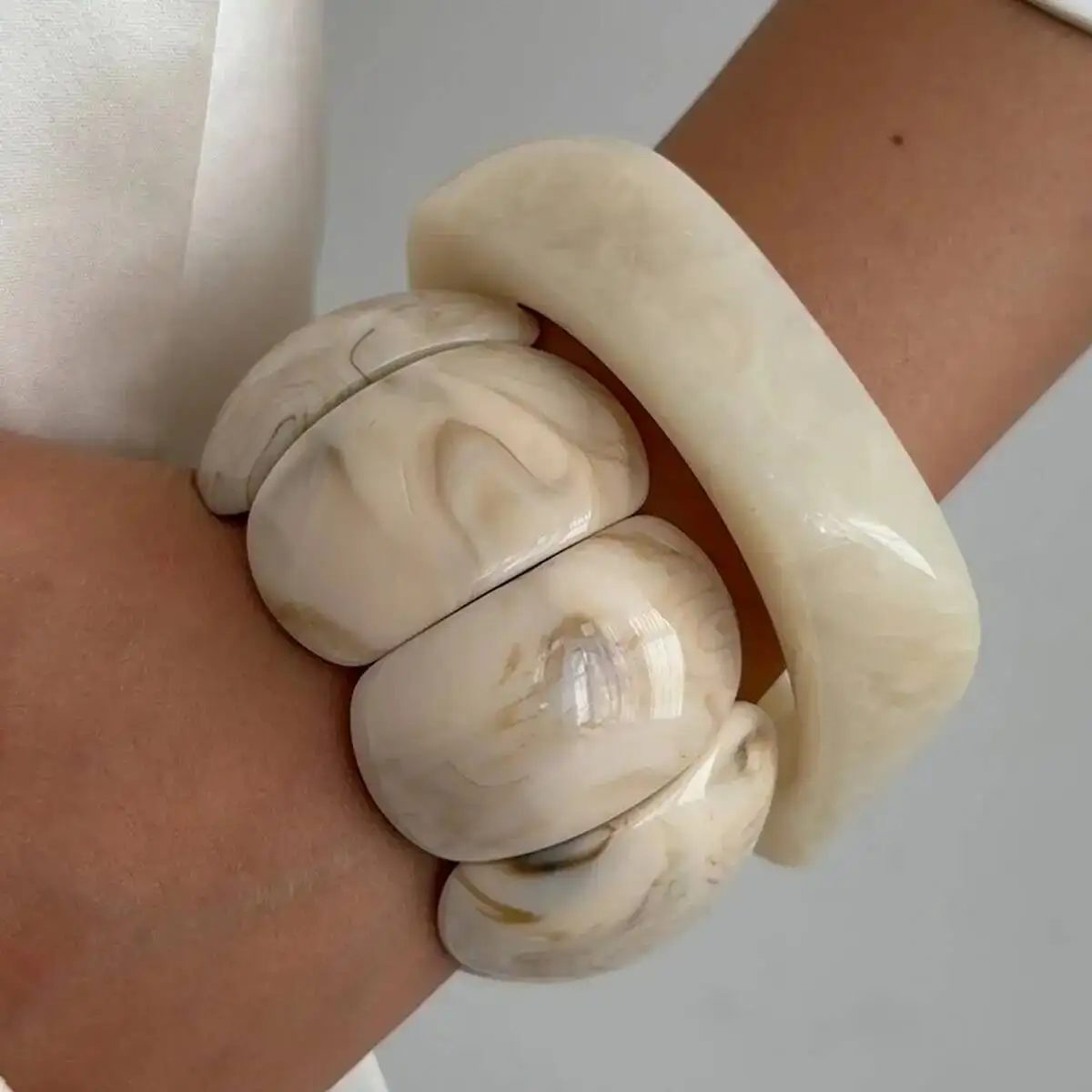 

KunJoe Elegant Beige Thick Resin Acrylic Wide Bracelet for Women Bohemian Geometric Irregular Stackable Bangle Party Jewelry New