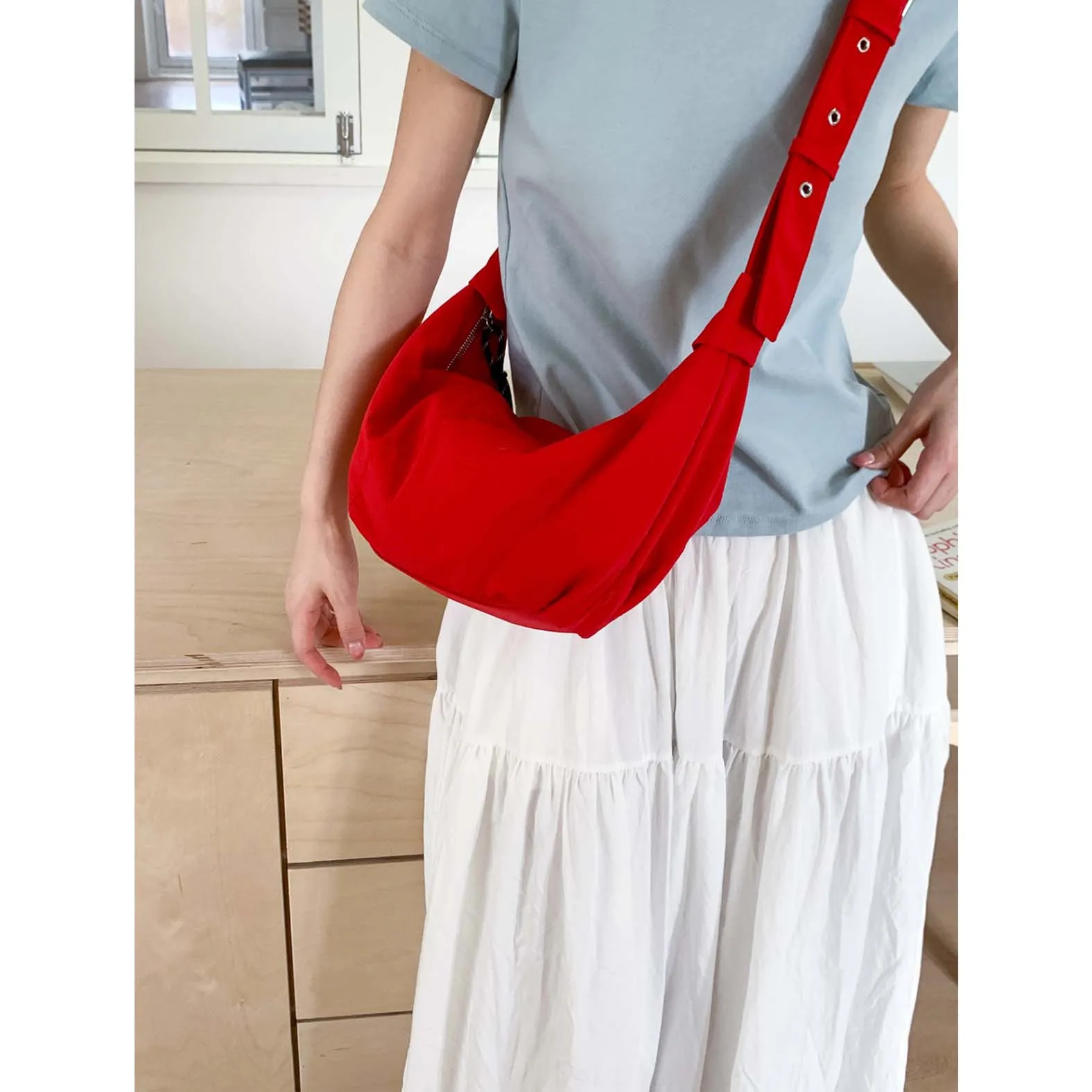 

Red casual canvas dumpling bag, women's 2025 new large capacity sports shoulder crossbody bag, Korean horn bag