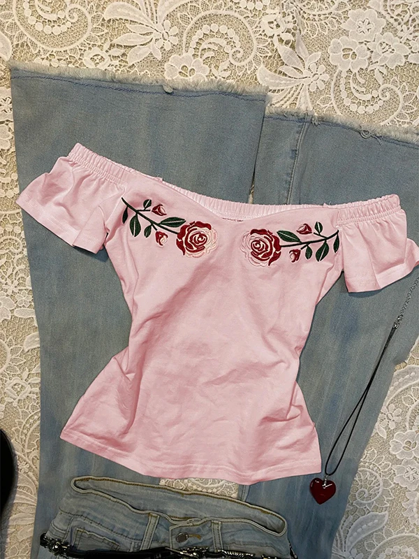 เสื้อยืดลายปักกุหลาบโรแมนติกสำหรับผู้หญิง ดีไซน์ฤดูร้อน โดดเด่นไม่ซ้ำใคร เสื้อเปิดไหล่ข้างเดียว น่ารัก ทรงเข้ารูป ผ้าคอตตอนผสม