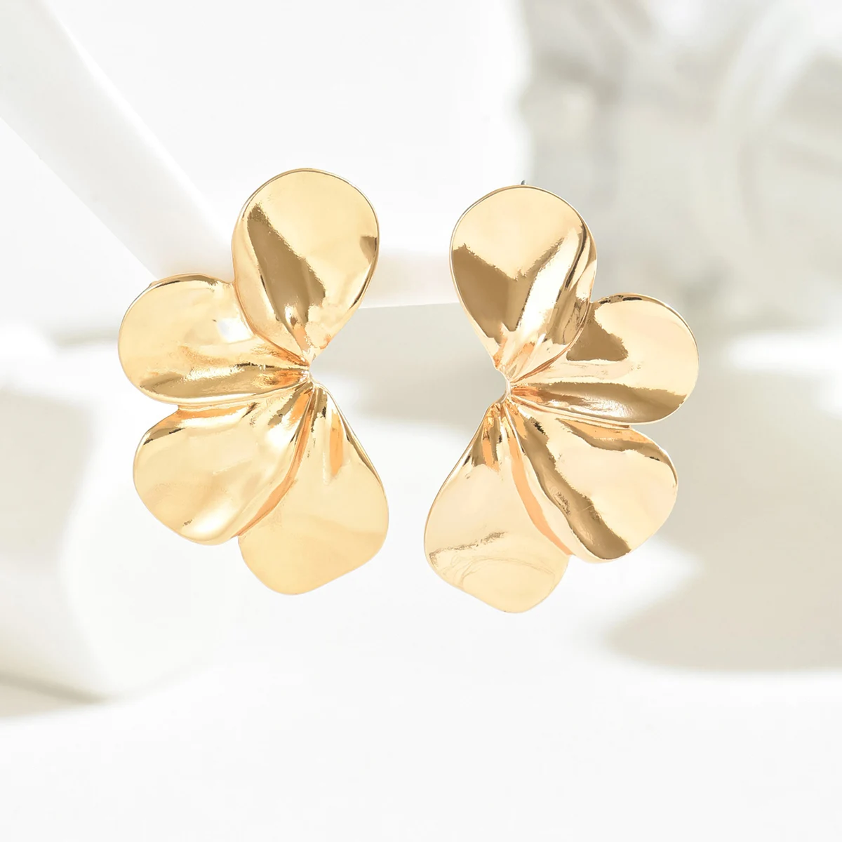 Classic C-shaped Small Flower Conch Stud Earrings Gold Color Chic Posting Earrings Metal Geometric Temperament Party Jewelry image 5