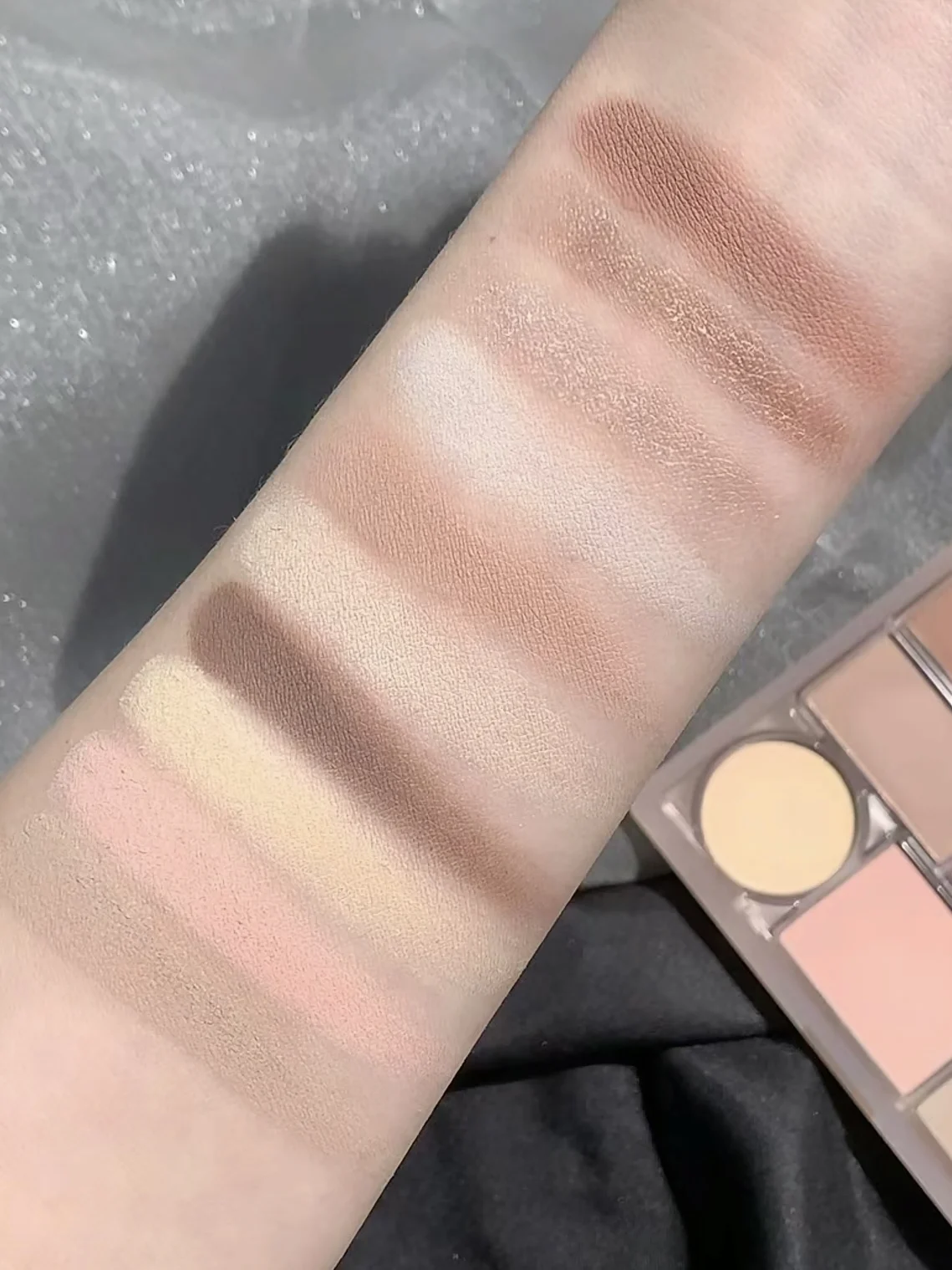 Judydoll 10 Color Eyeshadow Multipurpose Palette Blush Highlight & Contour All-in-One Matte Pearlescent Eye Glitter Makeup