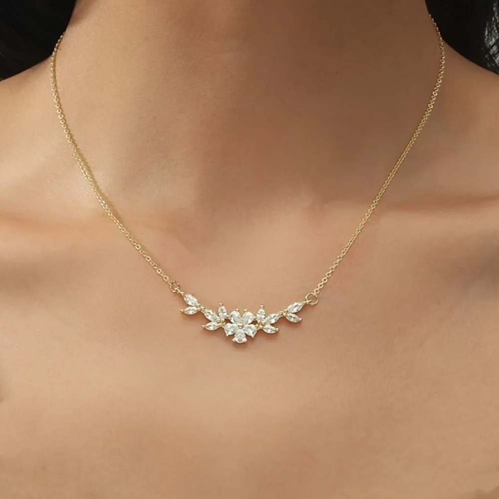 1pc simple and stylish curved surface design copper inlaid synthetic zircon flower and leaf pendant necklace, suitable for ladies' daily versatile wear and gift-giving occasions.