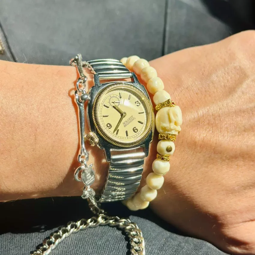 Jam tangan klasik dengan tali elastis dan jam digital kuarsa besar untuk pria dan wanita, hadiah jam tangan untuk Hari Ayah dan Hari Ibu.