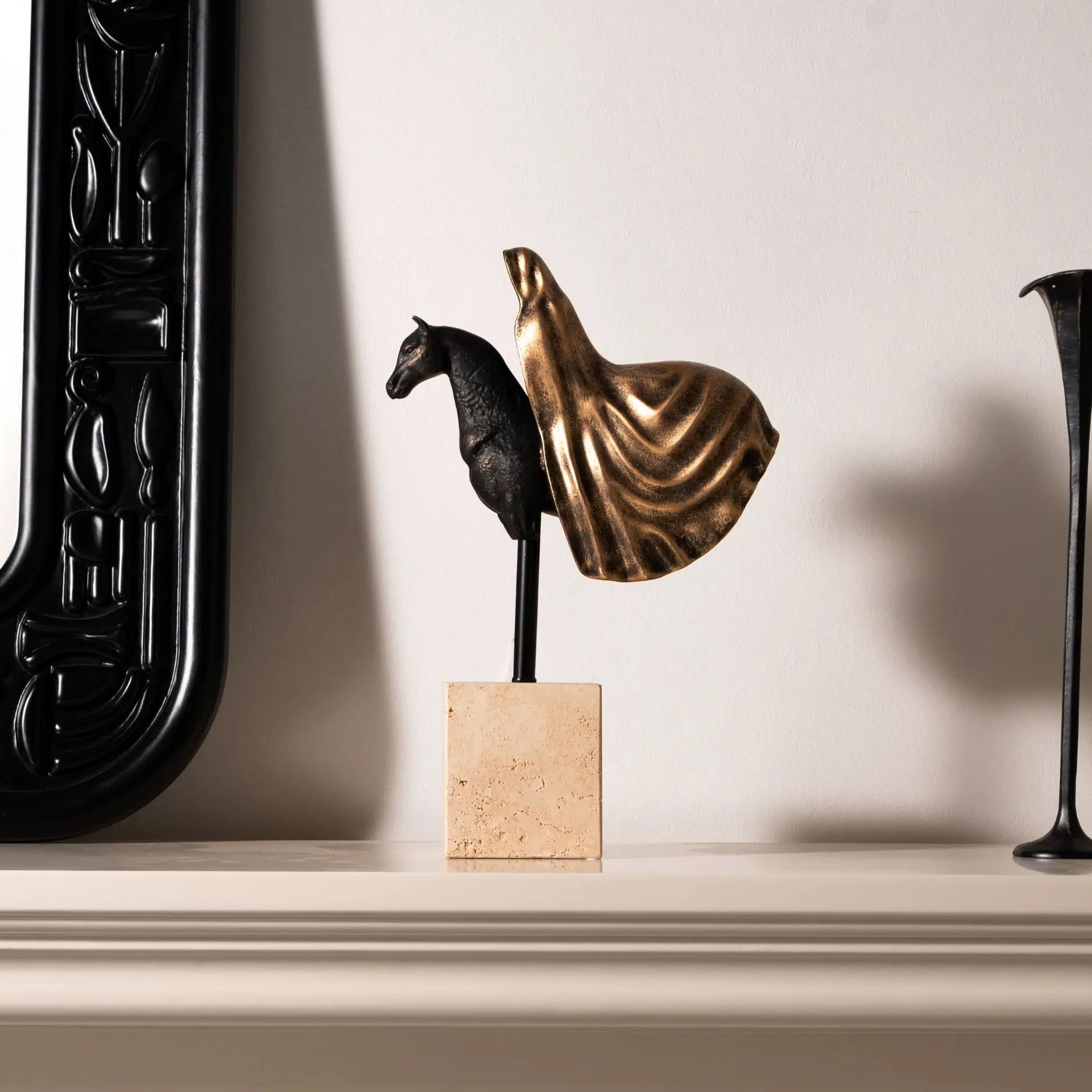 Creative Luxury Horse Head Sculpture TV Cabinet and Entrance Decoration Abstract Irregular War Horse Statue Model Decoration