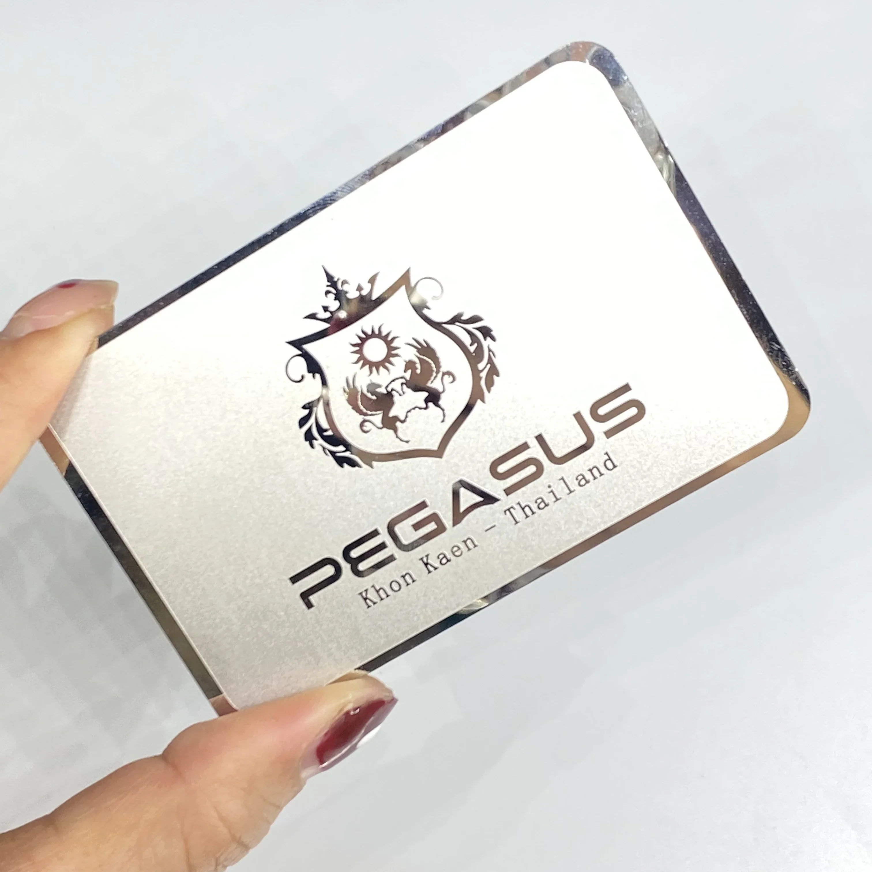 

Пластиковые карты с 3D-эфектом линз, выгравированные металлические визитные карточки, лазерная высечка