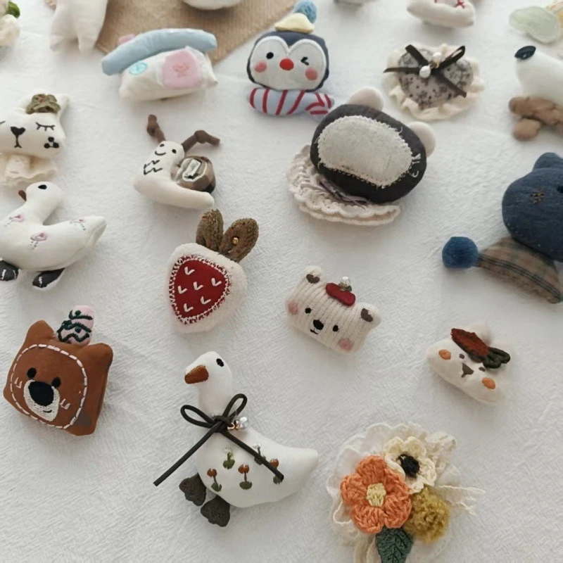 

Новая дизайнерская милая брошь-значок в виде пингвина, медведя, кролика, корейская плюшевая брошь-животное для детей и девочек, милый мультяшный значок для украшения одежды