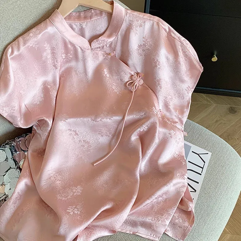 Cheongsam de estilo chino de Jacquard rosa, Top Tang de manga corta, ropa de satén para mujer, blusa Qipao Vintage con botones