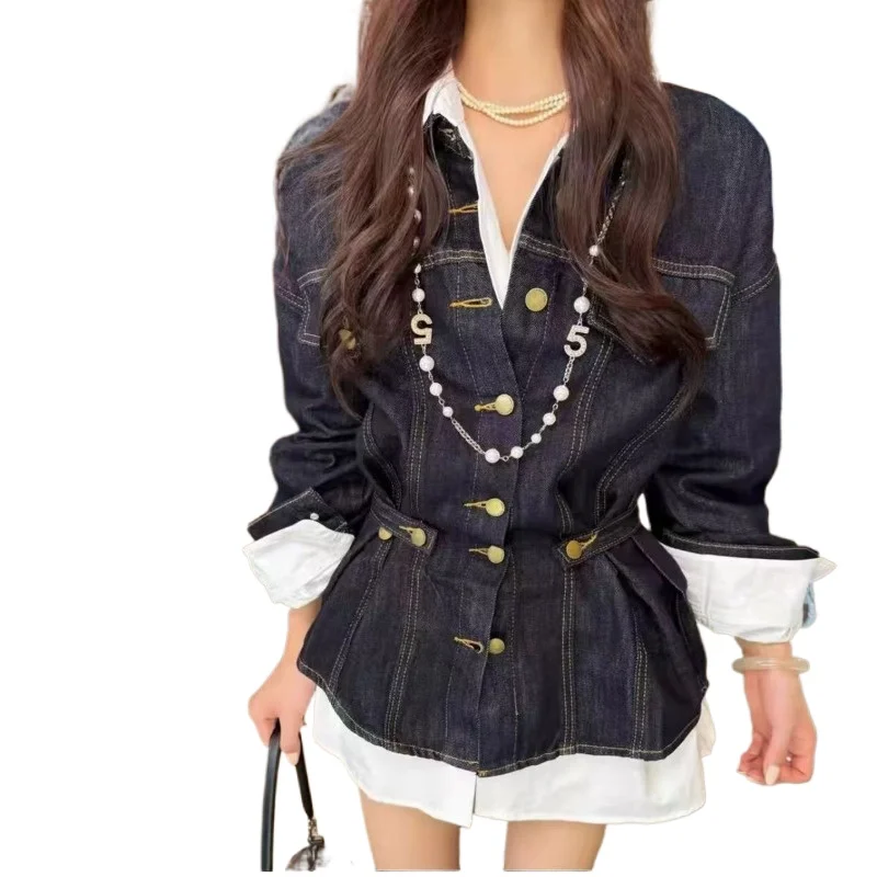 

Европейская коллекция 2026: Новая корейская модная джинсовая куртка с отложным воротником, эффектом потертости и сложной отделкой, универсальная, приталенная, из плотного денима.