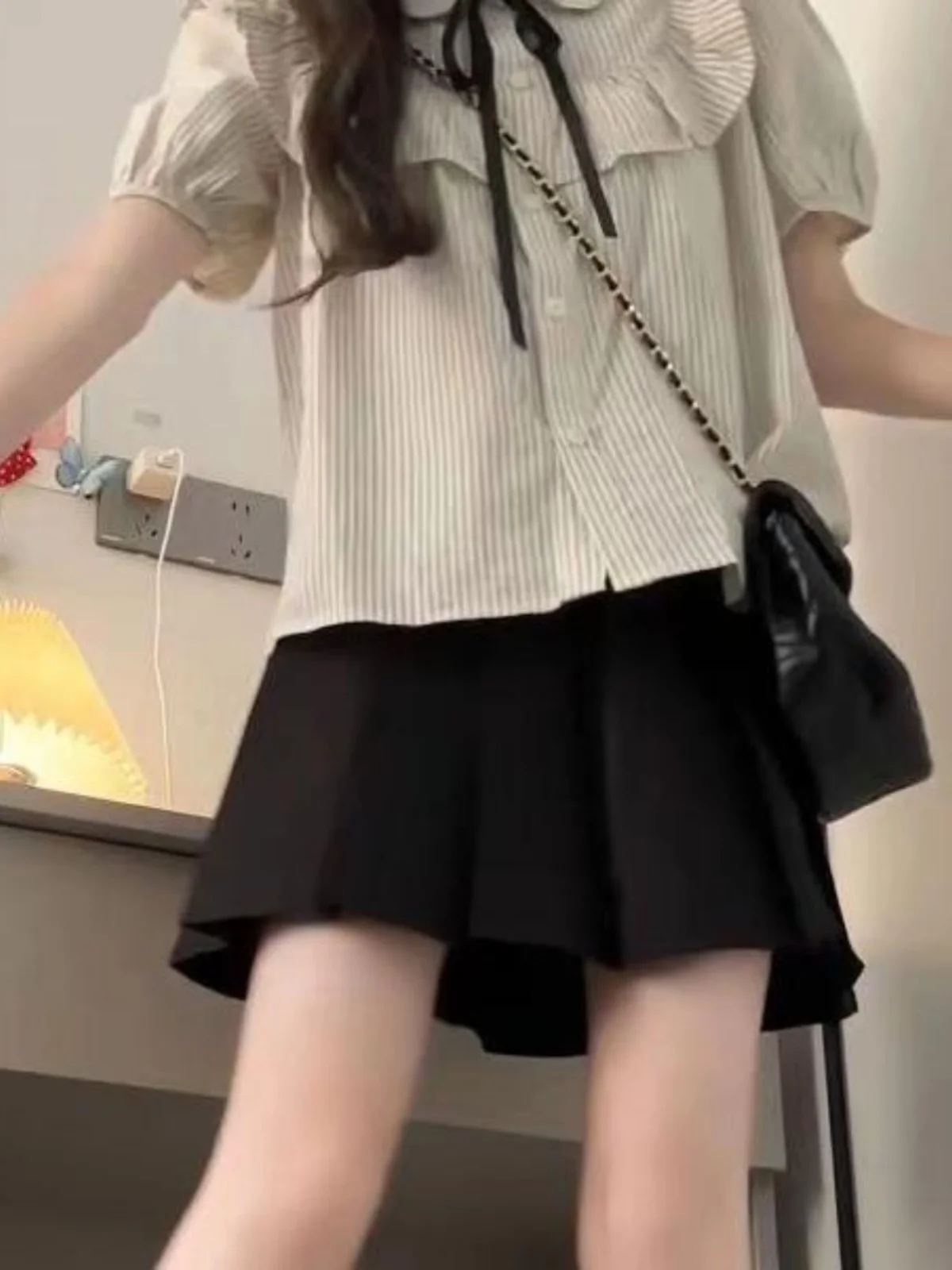 

Японский школьный костюм для женщин: юбка с высокой талией и плиссировкой, полосатая рубашка с коротким рукавом, воротник на пуговицах.