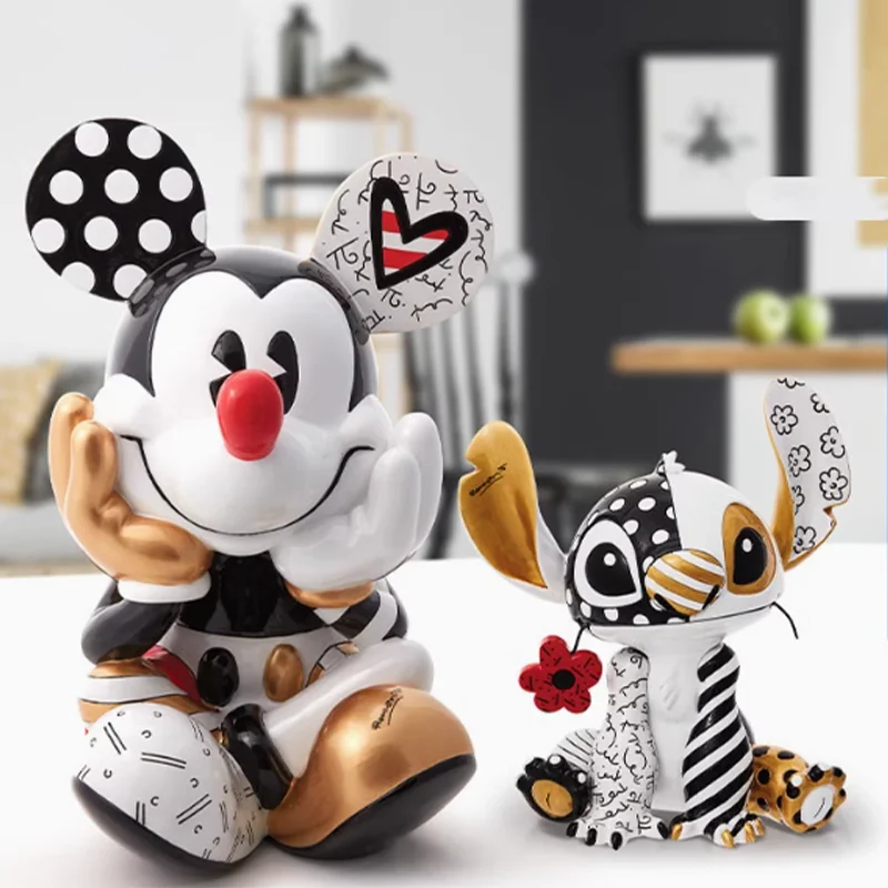 

Лидер продаж, новинка 2025 года, на складе, серия черного золота, стежка Микки, украшение для рабочего стола, коллекция фигурок, подарки на день рождения