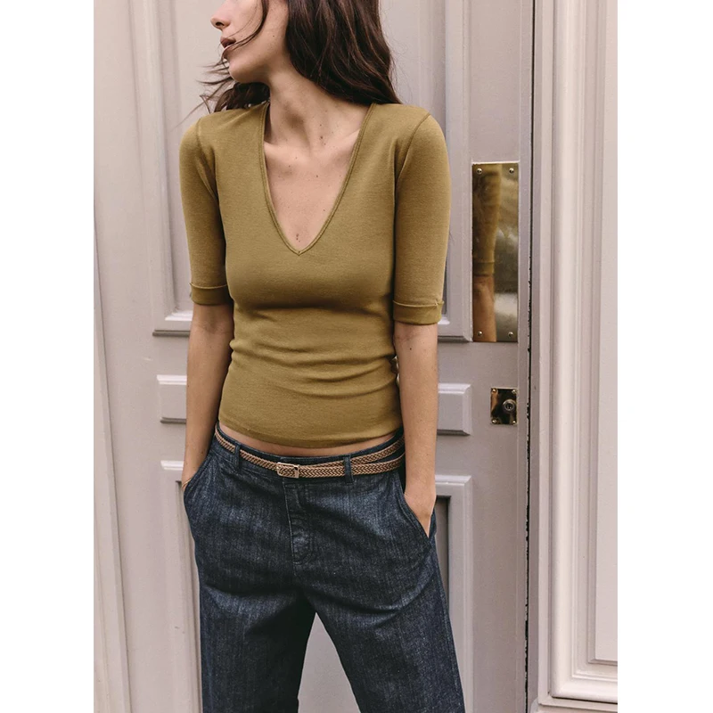 เสื้อยืดผู้หญิงฤดูร้อนใหม่ ดีไซน์เรียบง่าย คอวี แขนสั้น หลากสี ผ้าเนื้อนุ่ม สวมใส่สบาย ทรงเข้ารูป เหมาะสำหรับใส่ไปทำงาน ผลิตจากเส้นใยโพลีเอสเตอร์