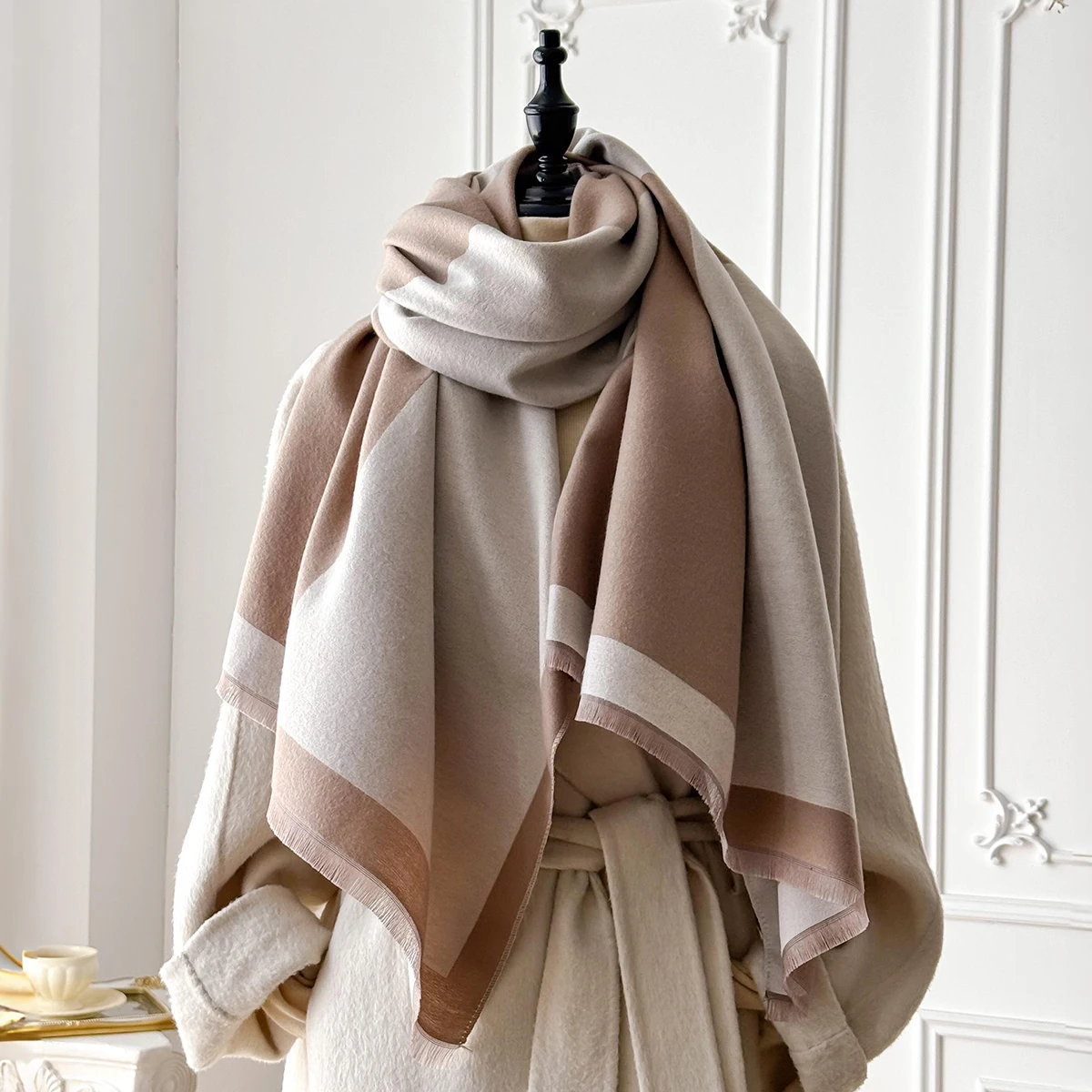 Eleganter Faux-Pashmina-Schal mit geometrischem Druck der Marke 2025, weich, warm, mit Fransen, ideal für Herbst und Winter im Freien – Detail 7