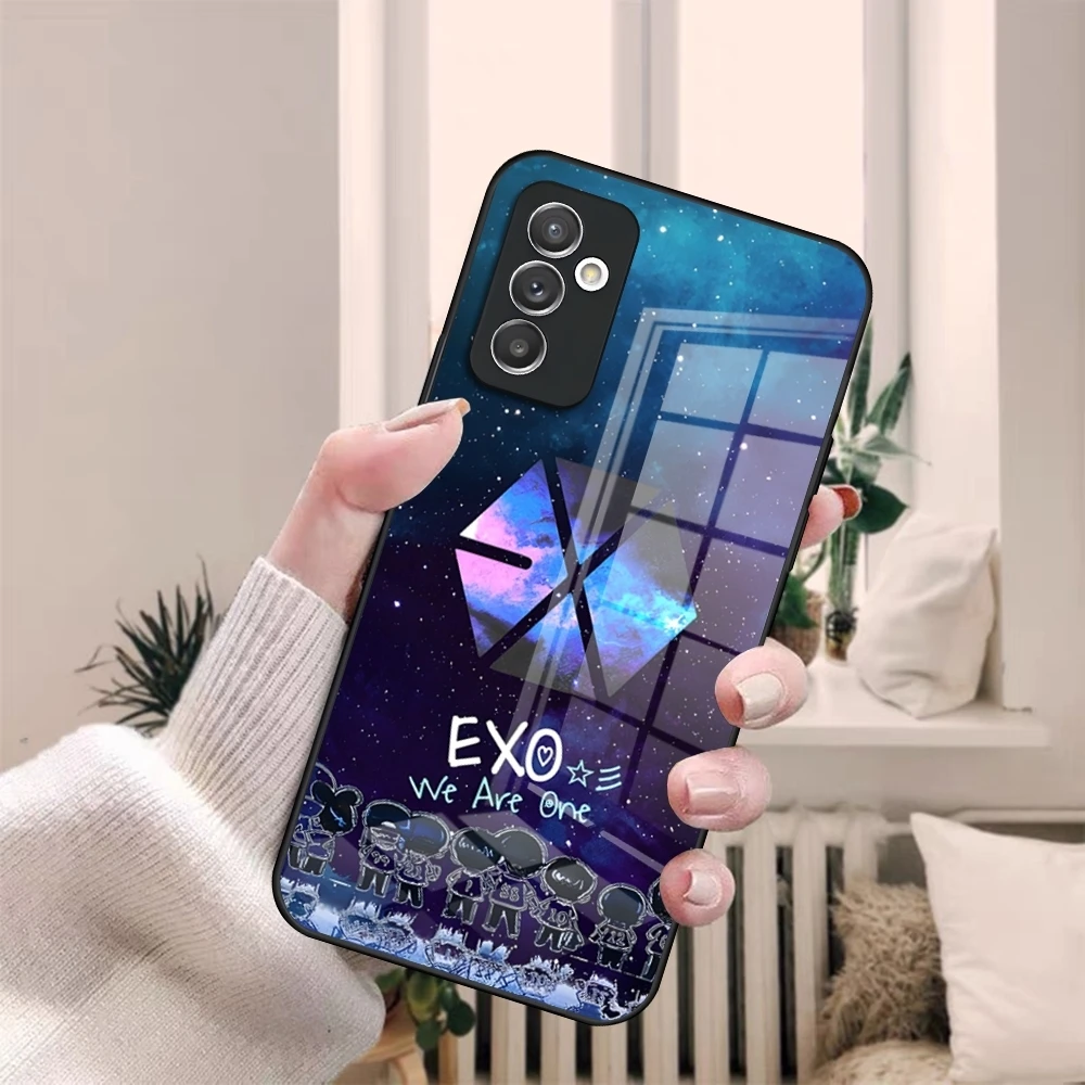 حافظة لهاتف سامسونج S20 S30 S21 S32 S23 S24 S9 S10E نوت 20 10 Pro Ultra Plus غطاء زجاجي فاخر