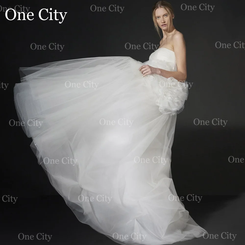 One City – robe de mariée blanche sans bretelles, avec fleurs 3D, en Tulle, robe de bal, ligne a, dos nu, personnalisée, nouvelle collection 2026Une robe de mariée sans bretelles blanche de la ville avec robe de boule