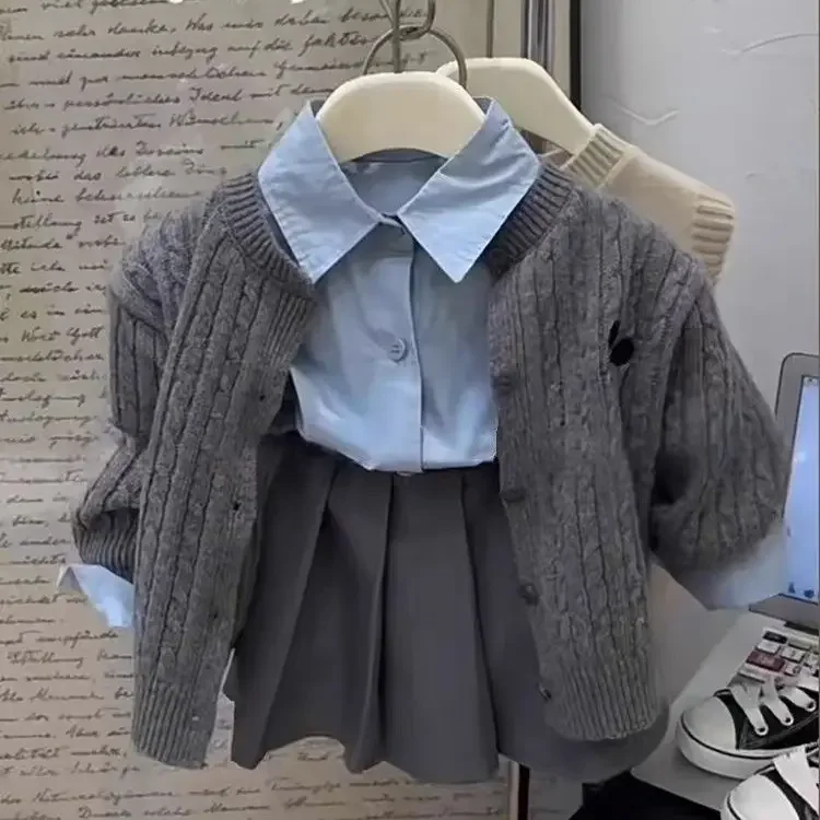 Conjunto de tres piezas a la moda para niña, cárdigan de punto, camisa, falda plisada, primavera y otoño, novedad de 2024