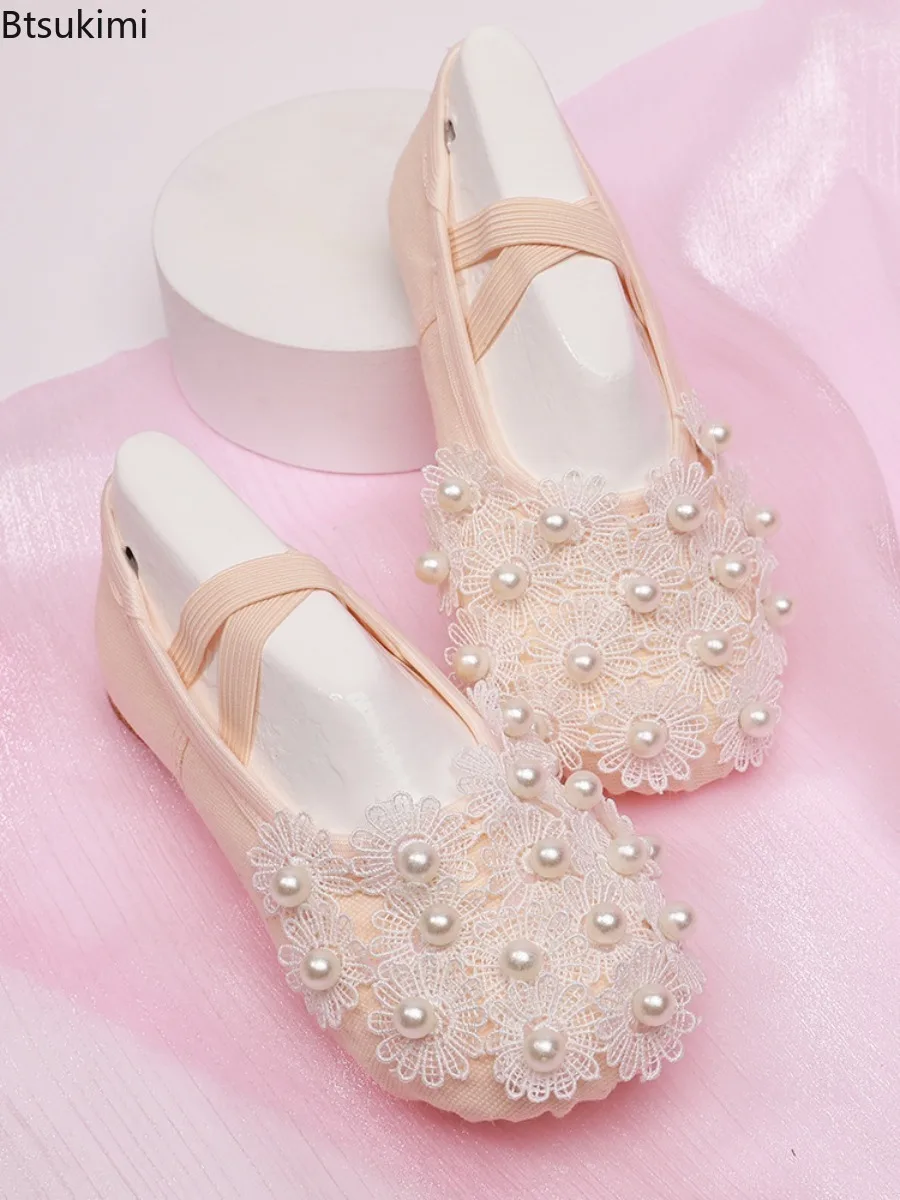 Nowe buty baletowe dla dziewczynek na rok 2025, sznurowane, z kwiatami, perłami, okrągłym noskiem, miękką podeszwą, do ćwiczeń, urocze buty do występów scenicznych.