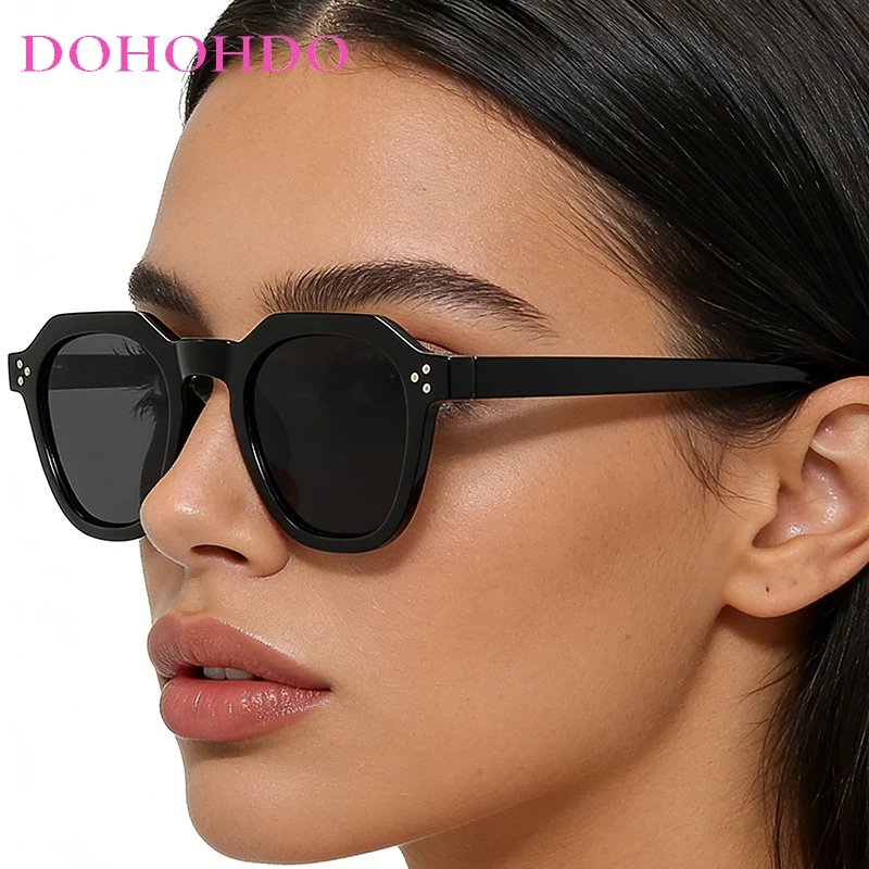 

Classic Vintage Small Square Rivets Sunglasses Women Men Brand Designer Sunglasses UV400 Driving Summer Traveling Eyewear Unisex