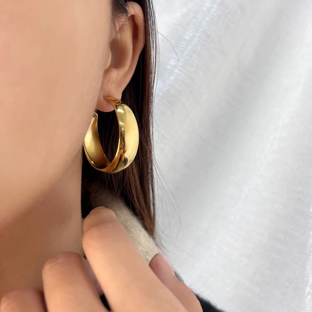 DIY accessories European and American INS retro Hong Kong style temperament U-shaped earrings titanium steel plated 18K gold nic