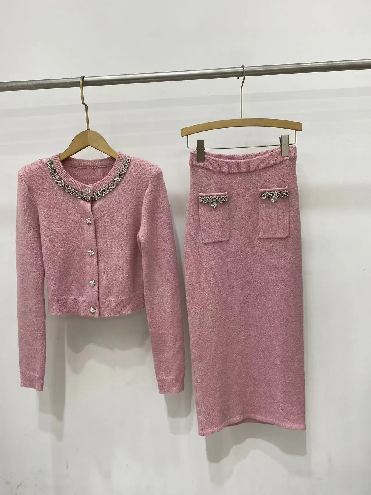 Conjunto de malha rosa para mulheres, cardigã com o pescoço, manga longa, peito único, saia midi elástica na cintura, outono e inverno