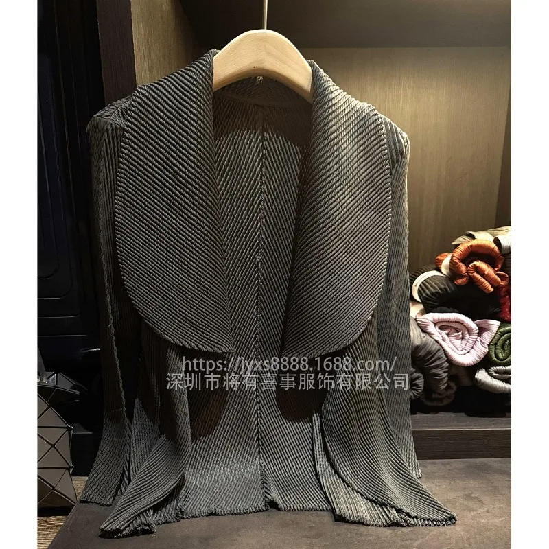 سترة مياكي ذات ثنيات لخريف 2025 سترة جديدة راقية ذات ثنيات متينة وطية صدر كبيرة رفيعة مقاس كبير سترة صوفية فضفاضة متعددة الاستخدامات للركاب #1