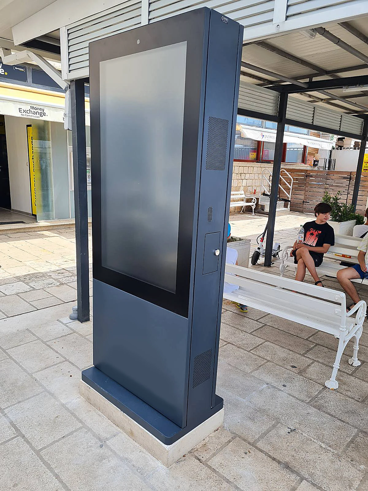 Segnaletica digitale con display totem esterno 4K per schermo pubblicitario LCD Ip65 3500 Nit