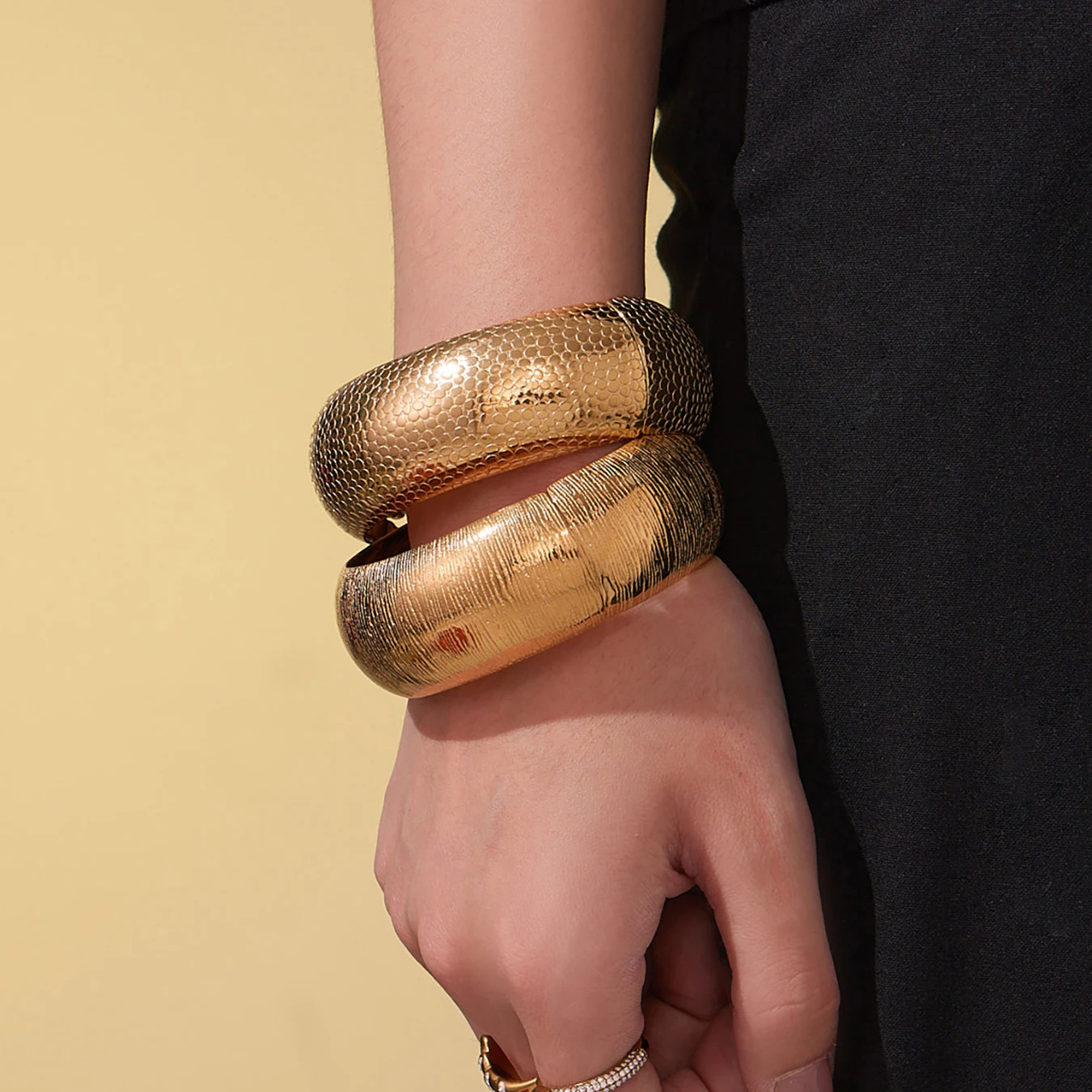 Liora كلاسيكي سطح واسع الفولاذ المقاوم للصدأ أساور مستديرة 18K مطلية بالذهب الهند مأدبة الزفاف سحر أساور الزفاف مجوهرات #2