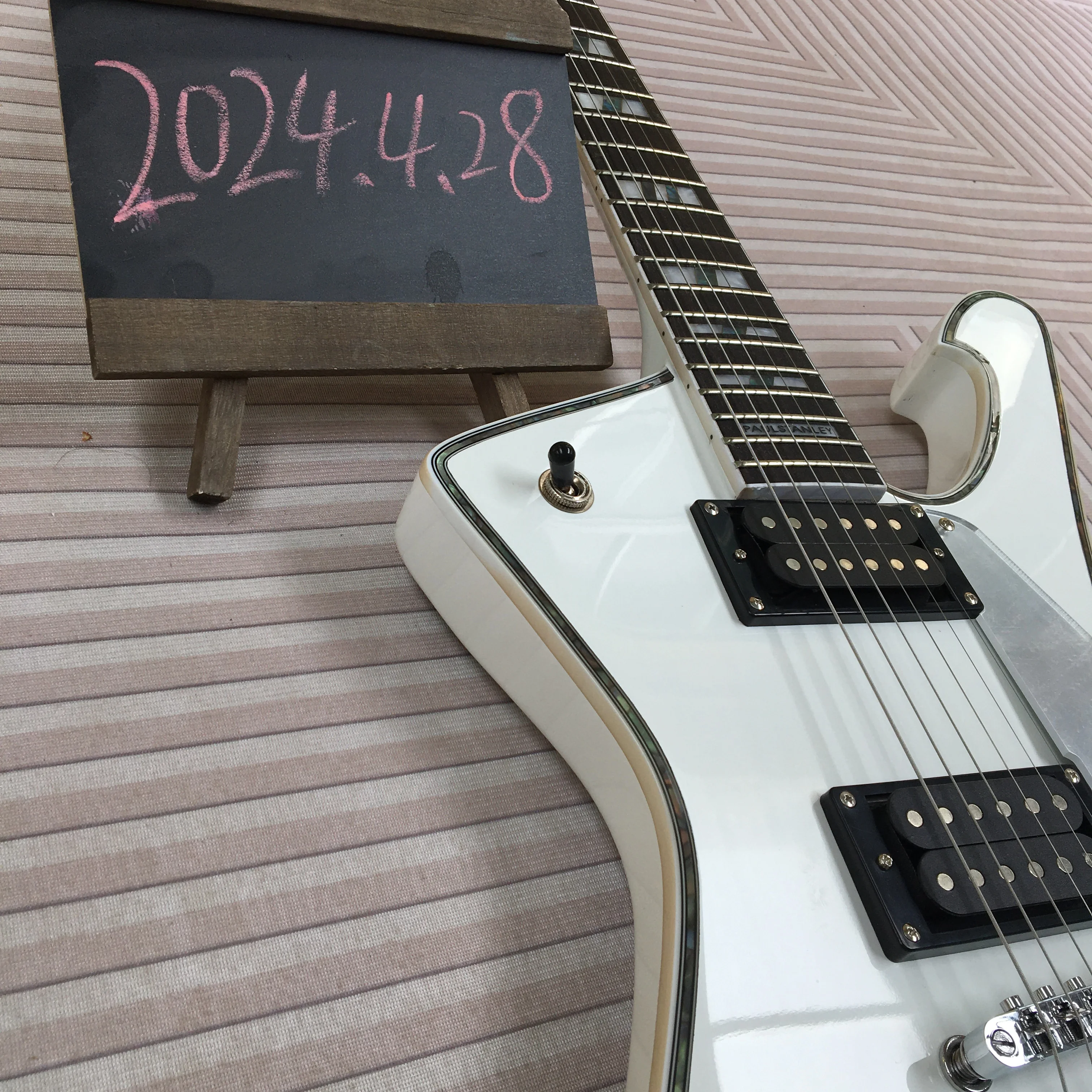 Free shipping in Stock electric guitar order immediately  white guitars 2H pickup mahogany body guitarra 6strings guitar