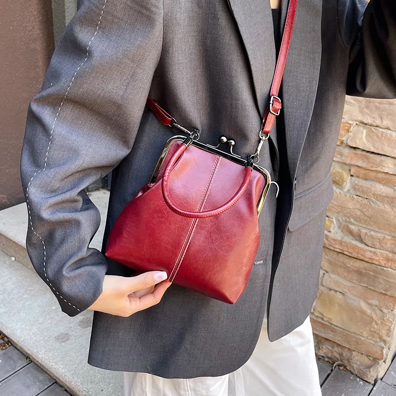 Niche Shell Korean Edition Versatile Texture Single Shoulder Cross Shoulder Handbag Clip Bag for Women