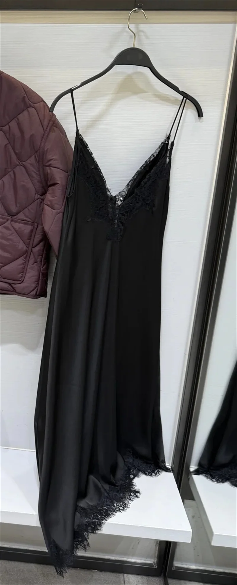 2025 فستان نسائي جديد خريفي نمط حزام أسود الساتان يشعر الدانتيل مزين سبليت فستان طويل موضة مثيرة #6
