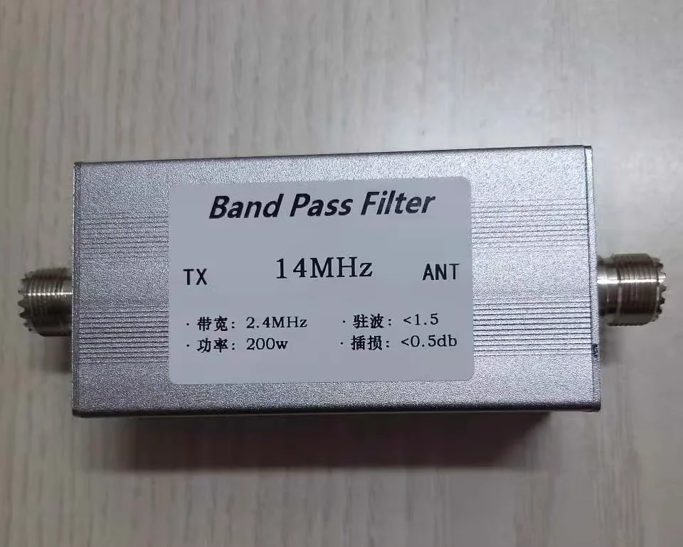 Filtr pasmowy o wysokiej izolacji, działający w zakresie częstotliwości krótkofalowych: 7 MHz, 14 MHz, 18 MHz, 21 MHz, 24 MHz, 27,5 MHz, 28 MHz. Zwiększa czułość i redukuje zakłócenia. — zdjęcie produktu 3