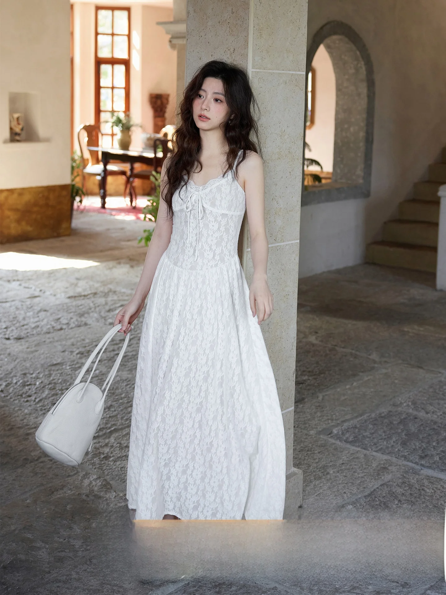 

Новинка Весна 2026: Корейское элегантное белое платье с вышивкой, без бретелек, с поясом, с завышенной талией, приталенное, для офиса