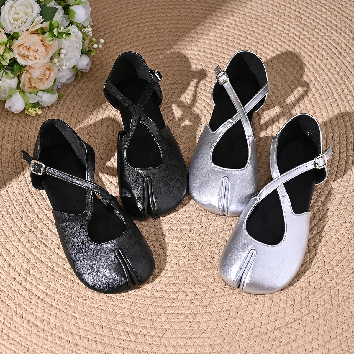 Sqzg Kreuzriemen-Tabi-Schuhe mit flachem Absatz für Damen, Sommer, neue Retro-Metallschnalle, weiches PU-Leder, geteilte Zehenschuhe, Damen-Designer-Sandalen – Detail 1