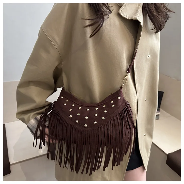 Retro Wildleder-Fransen-Schultertasche mit Metallnieten, Halbmond-Unterarmtasche, Vintage-Tageslook für Konzerte – Detail 17