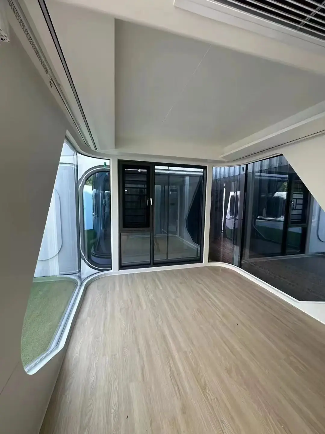 CE Certified Prefabricated Container Houses Modern Design Space cap.sule Aluminum Panel Galvanized Steel Frame for Hotels Leisur