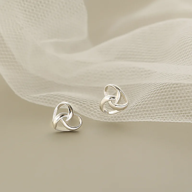 Mini Simple Tiny Metal Hollow Heart Stud Earrings for Women New Fashion Small Love Earrings Silver Color Cute Jewelry Gift