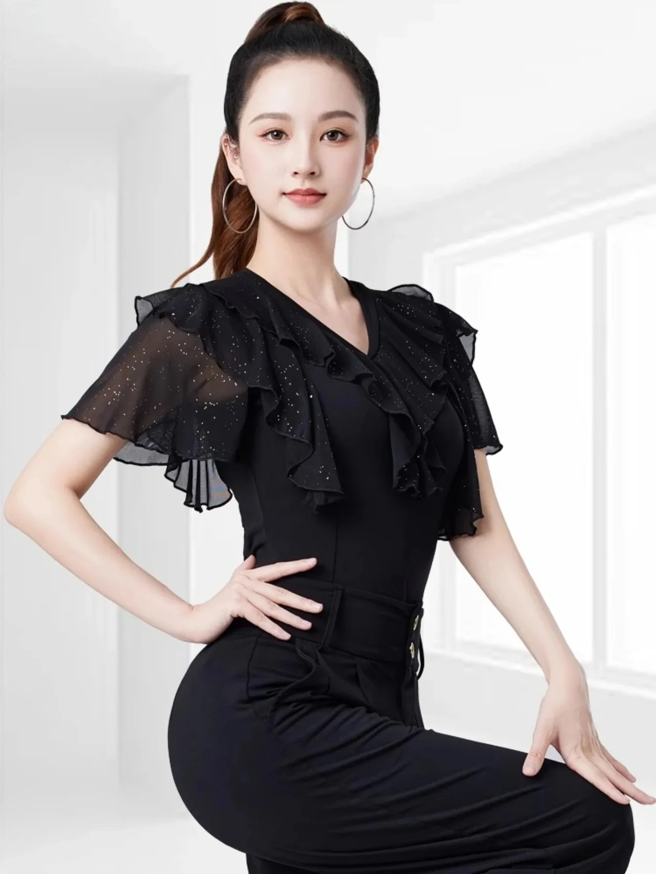 라틴 댄스 착용 탑 여성 봄, 여름 새로운 짧은 소매 메쉬 프릴 리프 에지 현대 삼바 스퀘어 볼룸 댄스 의상