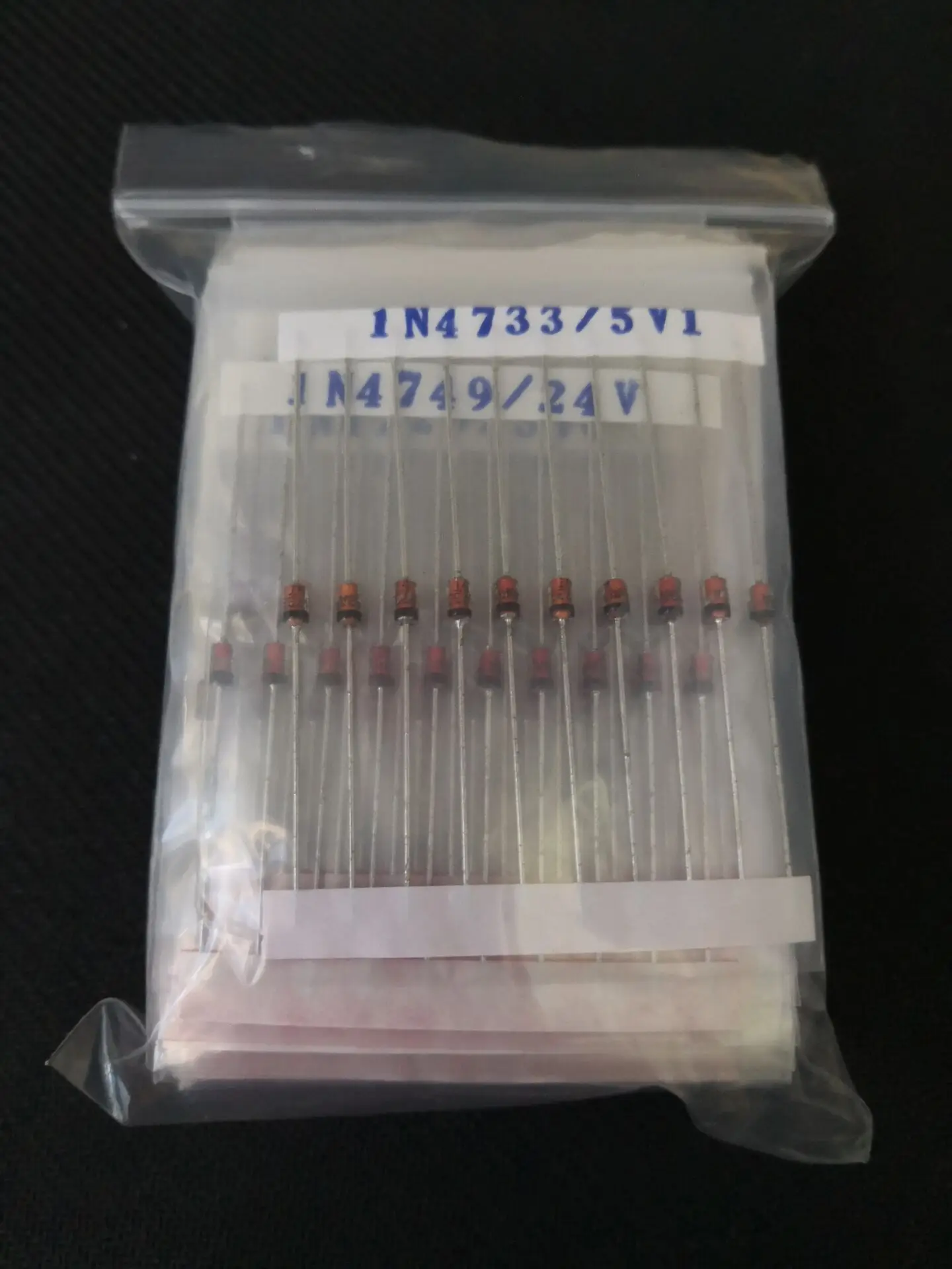 28Values*10pcs=280pcs 3.3V 3.6V 3.9V 4.3V 4.7V 5.1V 5.6V 6.2V 6.8V 7.5V 8.2V 9.1V 10V...47V 1W Zener Diode Kit 1N/IN4742A Assort