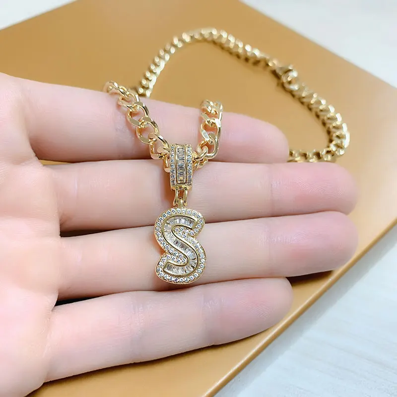 FLOLA Chunky Bubble Letter Necklaces for Women Men Copper Gold Plated 26 Letters Necklaces Name Jewelry nker69