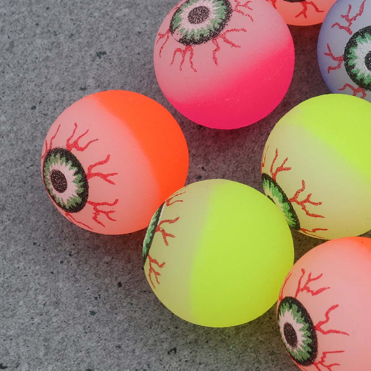 30pcs 32mm Halloween Bouncy Balls Scary Eye Balls Halloween Party Supplies (Random Color) bouncy balls party favors