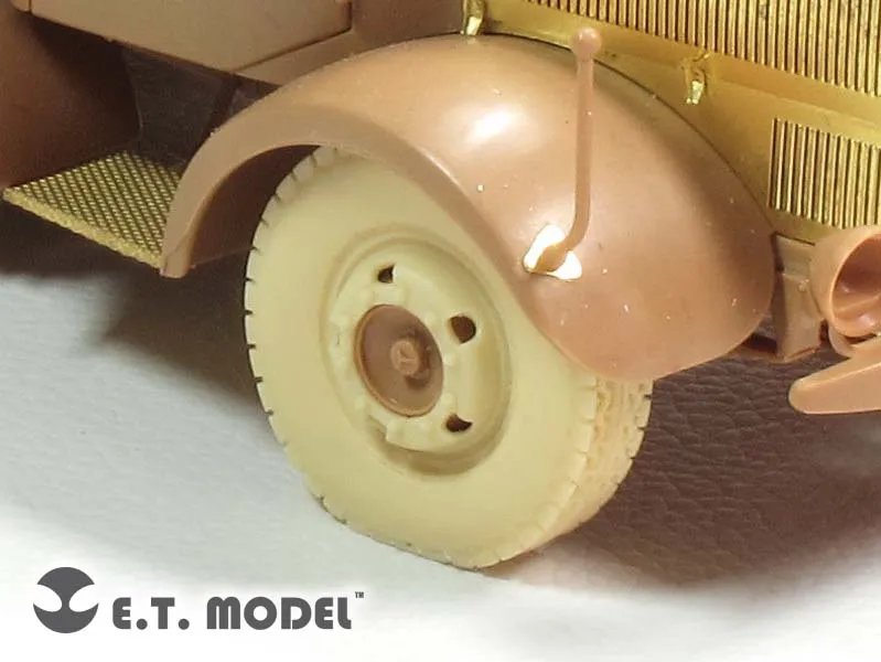 ET Model ER35-039 WWII German Heavy Halftrack L-4500 R MAULTIER Weighted Road Wheels (No Car)