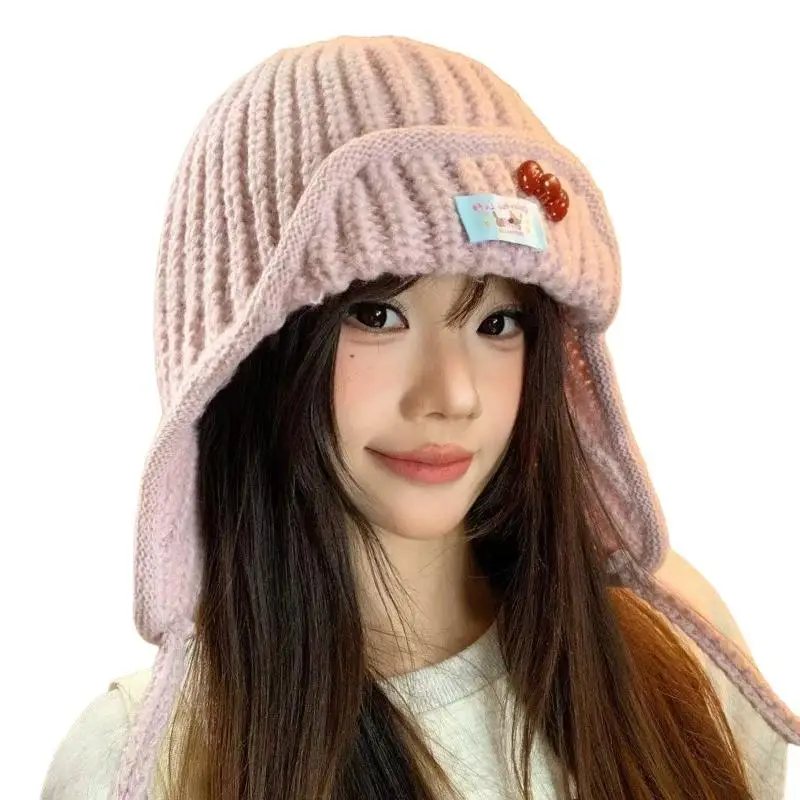 Warme, gemütliche Strickmütze mit Ohrenklappen und süßem Kirsch-Dekor, perfekt für den Winter im Freien, für Frauen, Teenager und Mädchen. – Detail 6