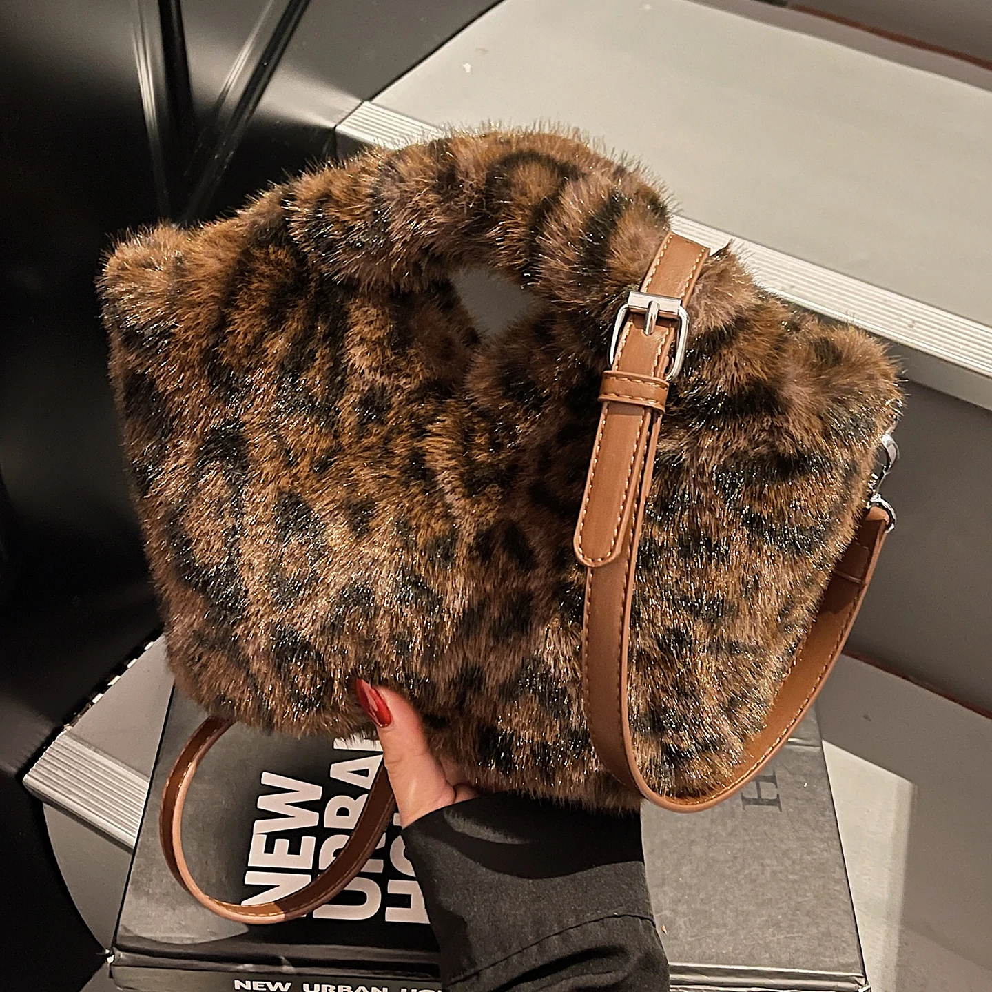 

Women New Plush Leopard Pattern Bag Trendy Fashion Handheld Hairy Small Bucket Shoulder Bag Autumn Winter Texture Crossbody Bag