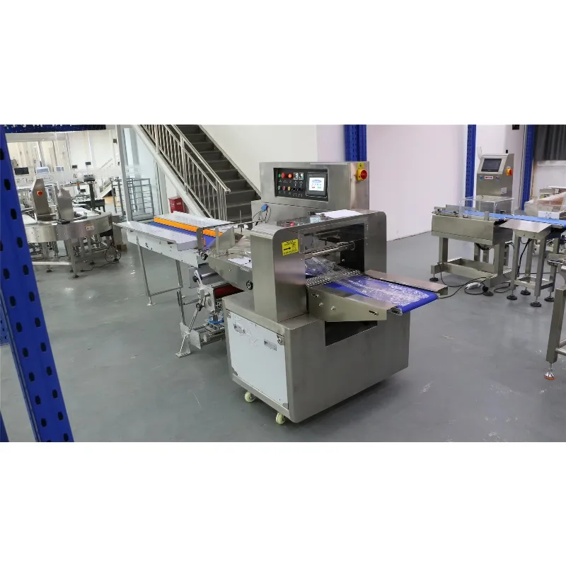 Passen Sie die multifunktionale automatische Kissenverpackungsmaschine für Beutel mit Flow Pack-Verpackungsmaschine für Plastikpapierverpackungen an