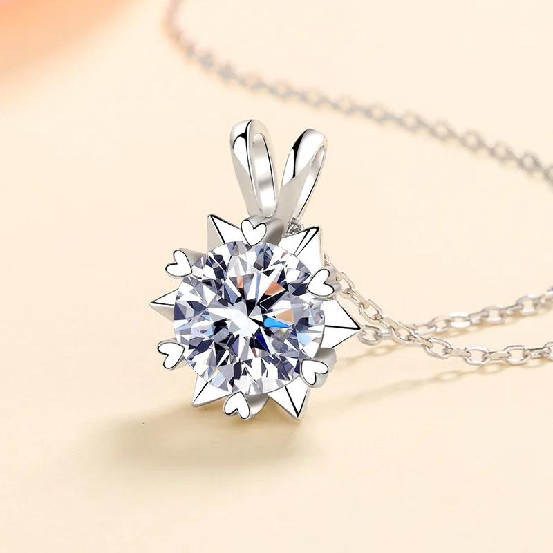 Platinum PT950 six-pronged heart, six-magnet moissanite necklace