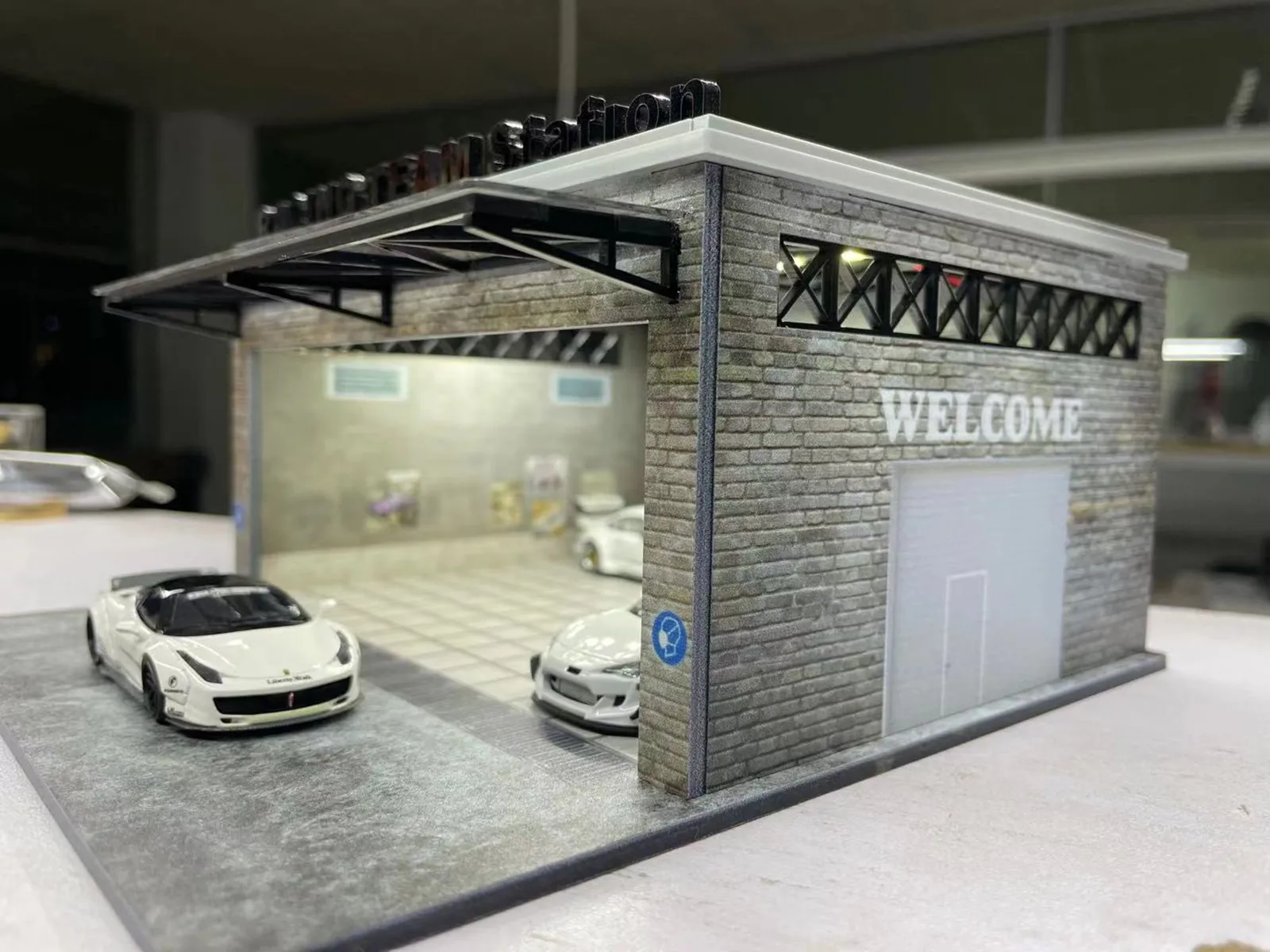 組み立てdiorama 1:64 LED照明モデル車の駐車ステーションディスプレイ