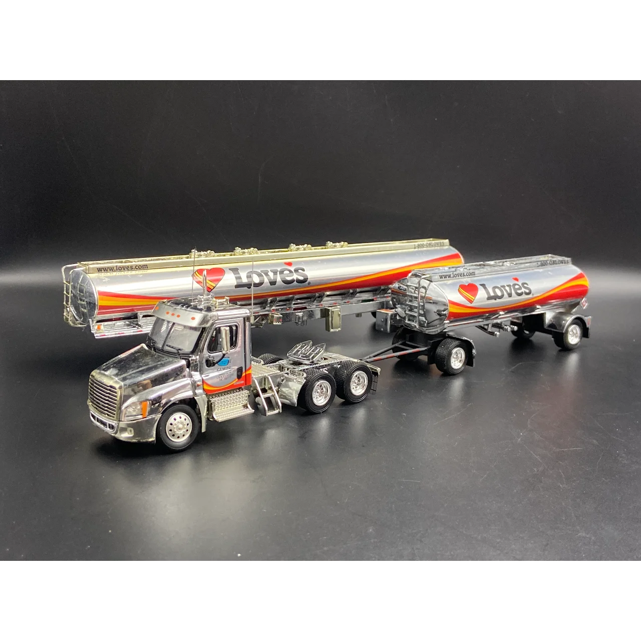 

Diecast Tonkin 1:53 Scale Flaina Loves Truck Tanker Tractor Set Alloy Car Model Collectible Toy Gift Souvenir Display Ornament