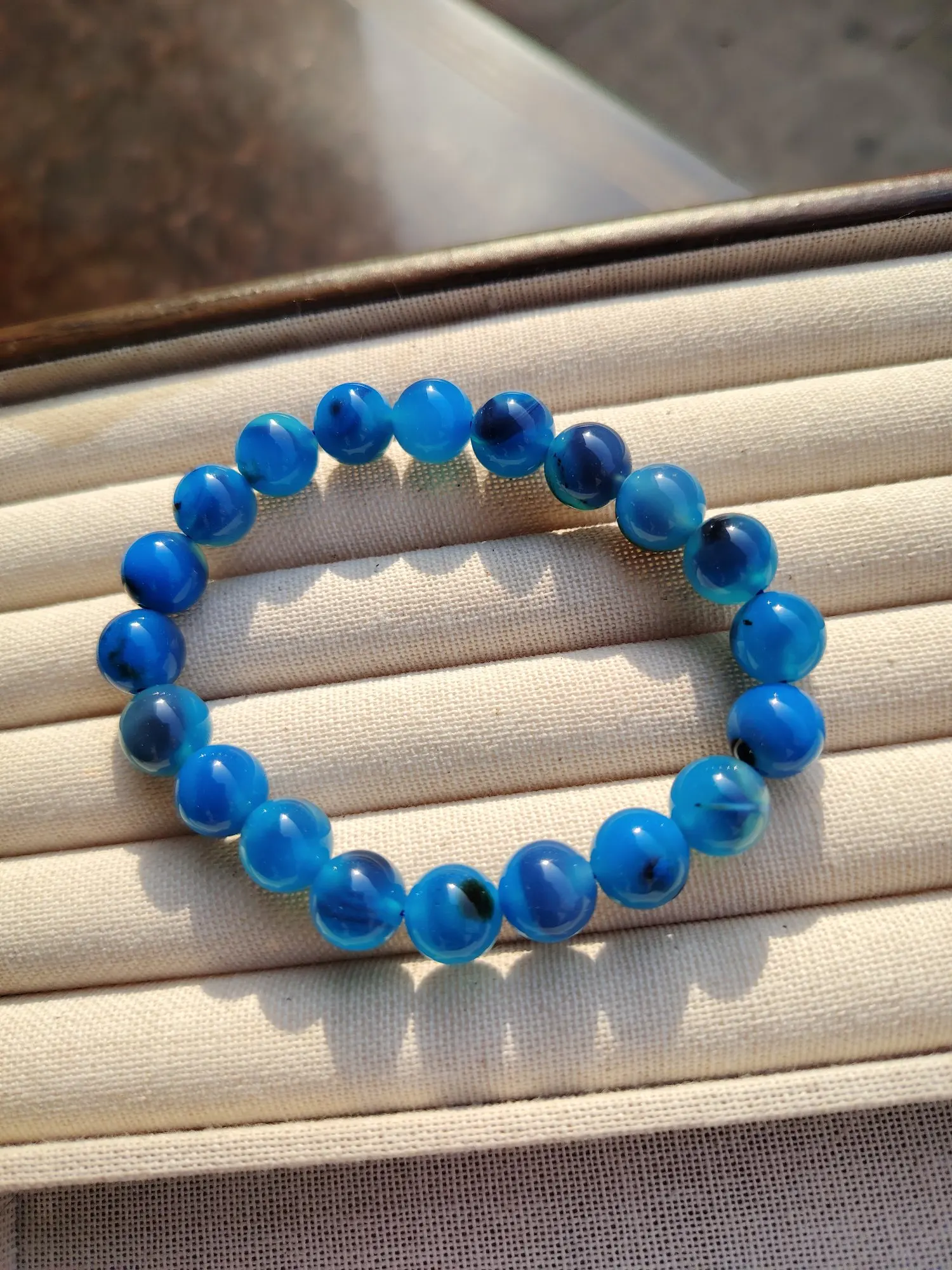 Gelang hati gula biru akik yang indah melambangkan perdamaian, ketenangan, dan keselamatan batin untuk keluarga dan teman.